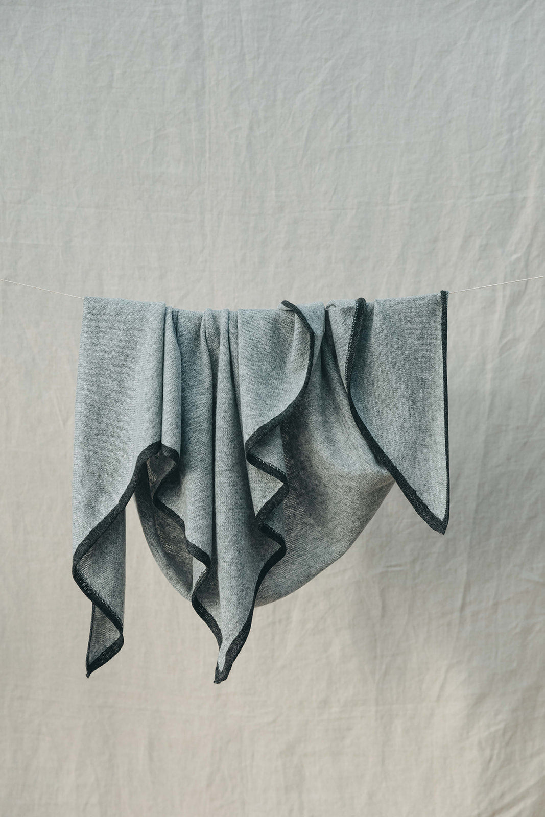 Luna Cashmere Triangle Scarf Large - Grey/White