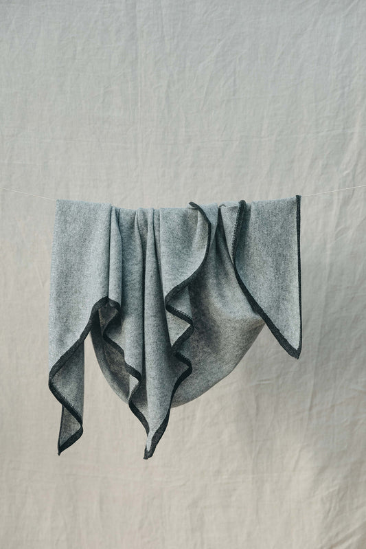 Luna Cashmere Triangle Scarf Large - Grey/Black