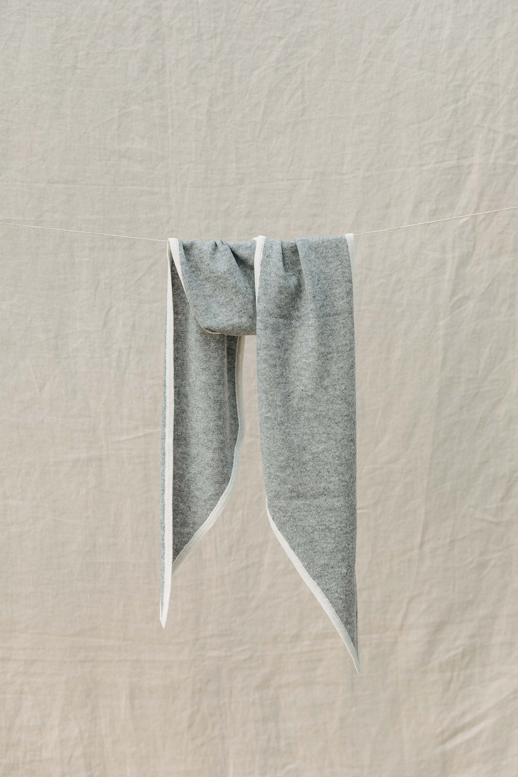 Luna Cashmere Diamond Scarf - Grey/Ivory