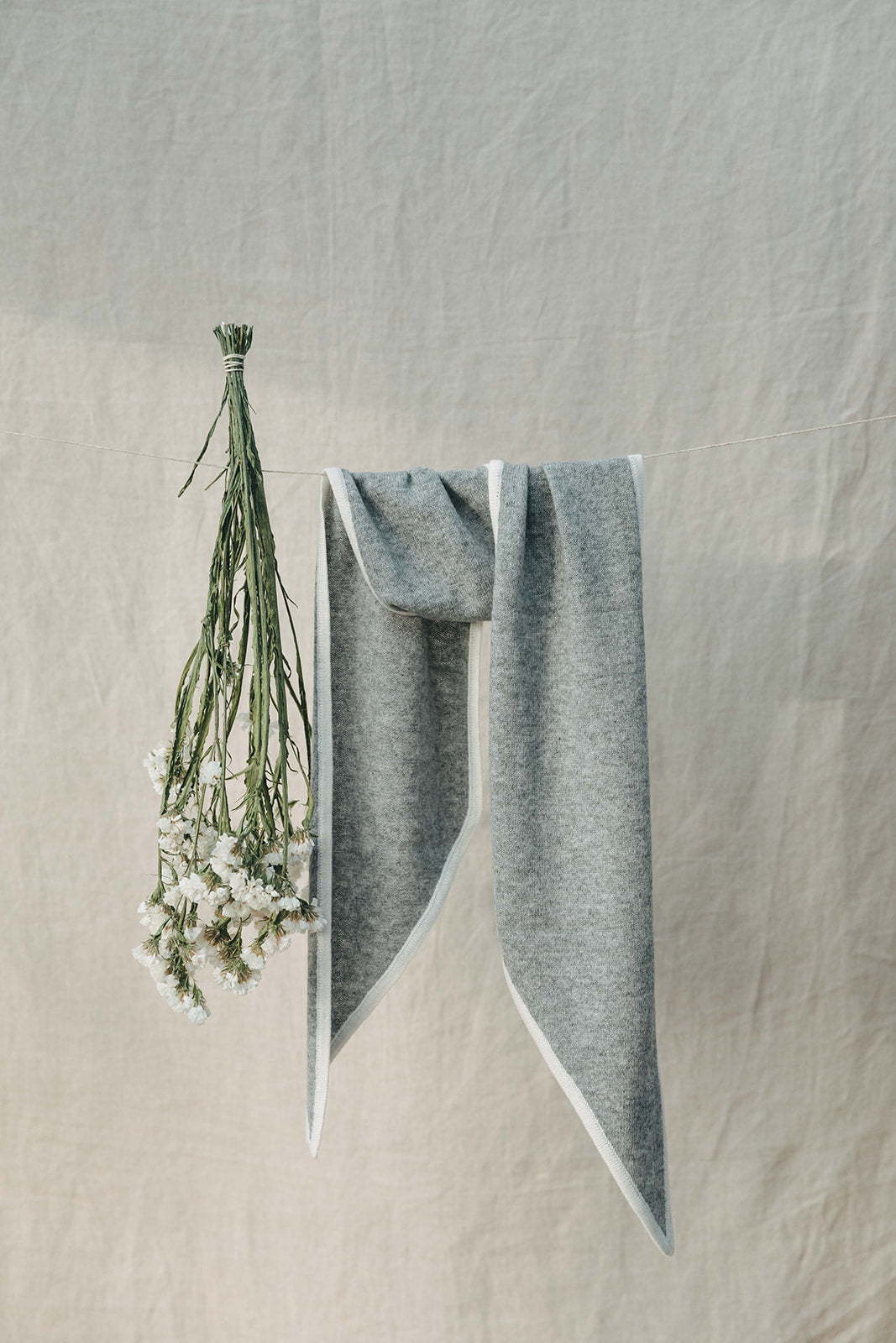 Luna Cashmere Diamond Scarf - Grey/Ivory